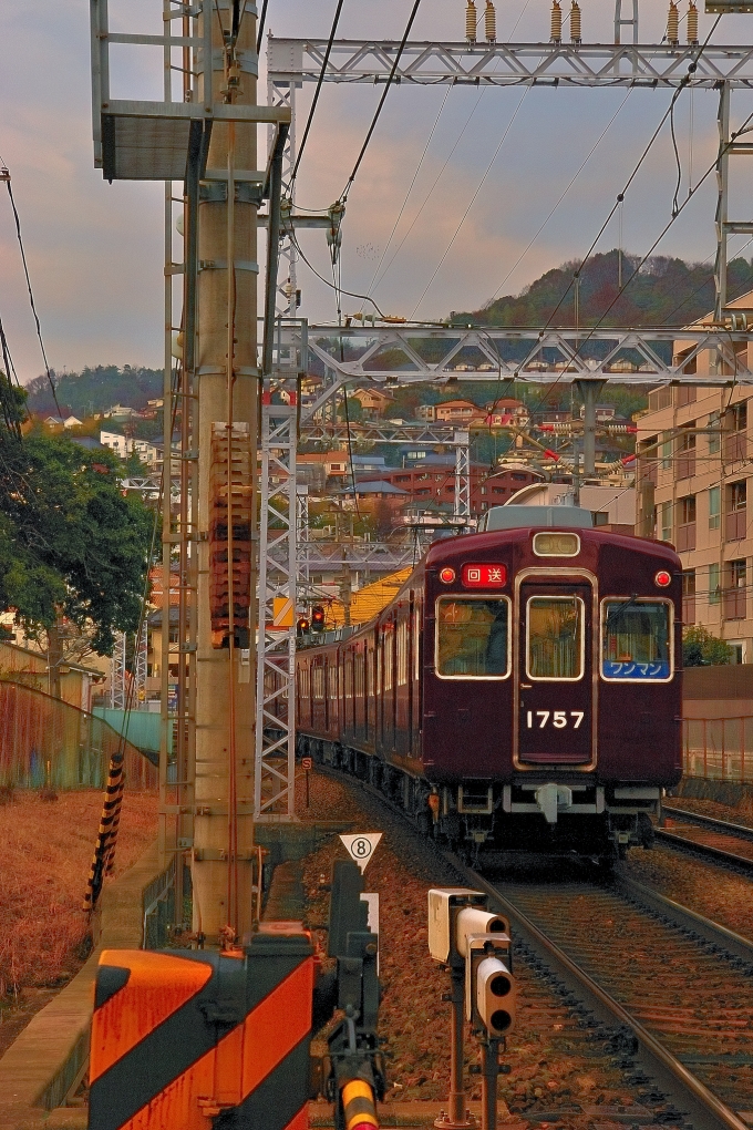 鉄道乗車記録の写真:列車・車両の様子(未乗車)(15)        「能勢電鉄車が車庫に入るシーン。」