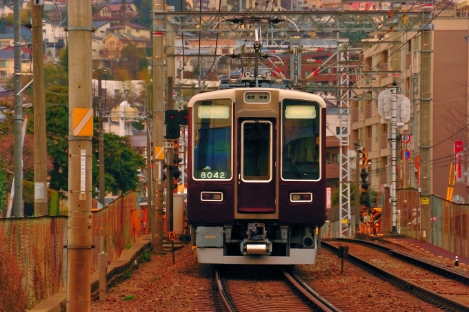 鉄道乗車記録の写真:列車・車両の様子(未乗車)(16)        「平井車庫に入庫する１０両編成の阪急電車。8000系4次車(くの字型)。
」