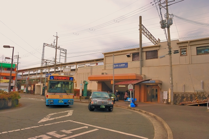 鉄道乗車記録の写真:駅舎・駅施設、様子(18)        「中山観音駅のバスロータリー。（阪急バス）」