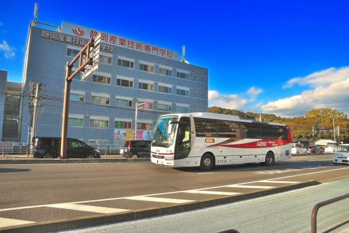 鉄道乗車記録の写真:旅の思い出(18)        「国道1号線を走る京王バス。」