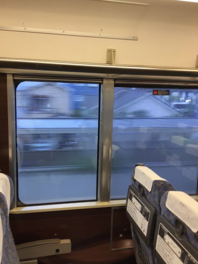 鉄道乗車記録の写真:車内設備、様子(1)          「9月17日に人身事故があり、新快速のAシートが無料開放されていました。」