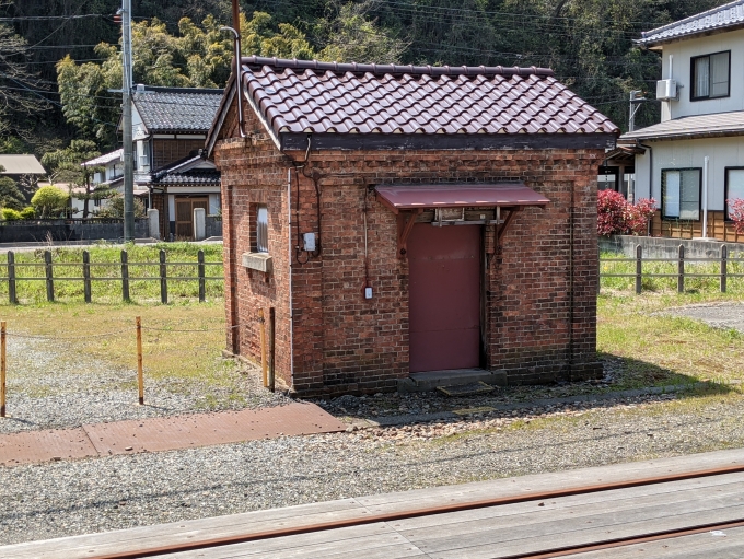 鉄道乗車記録の写真:駅舎・駅施設、様子(3)        「明治41年設置ランプ小屋」