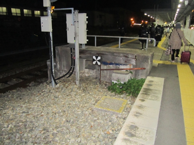 鉄道乗車記録の写真:駅舎・駅施設、様子(2)        「米坂線_米沢駅の終点マーク」