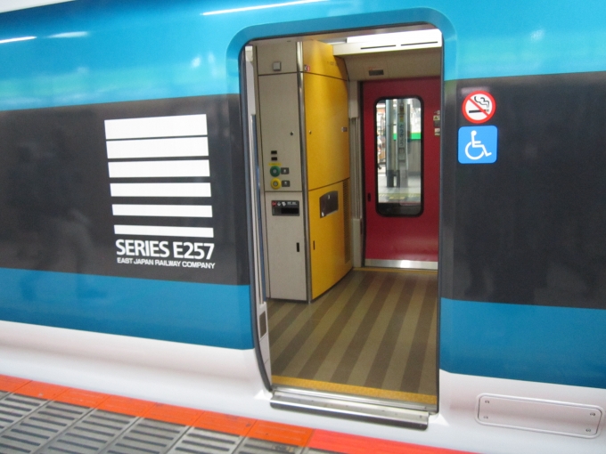 鉄道乗車記録の写真:乗車した列車(外観)(2)        「乗車した「特急湘南11号」の5号車（サハE257-2006_M-106編成）の 乗車口」