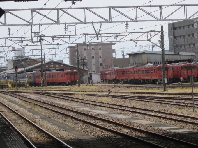 鉄道乗車記録の写真:列車・車両の様子(未乗車)(2)        「高岡駅（車両基地）に停車する城端線、氷見線のキハ40系車両。」