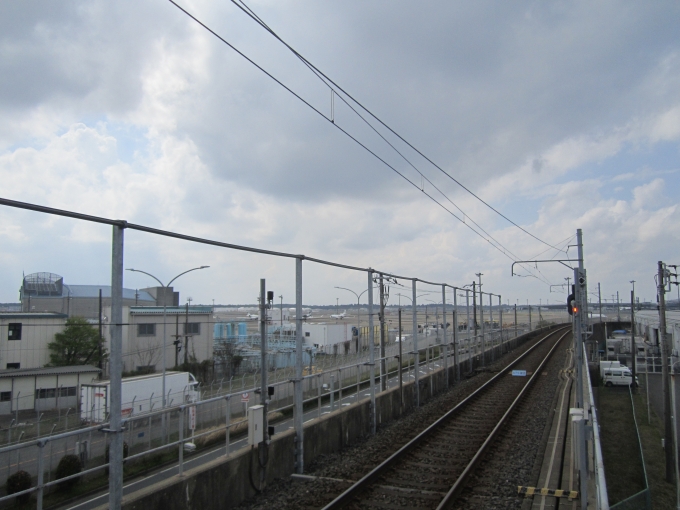 鉄道乗車記録の写真:駅舎・駅施設、様子(2)        「プラットホームからは成田空港を間近に眺めることが出来ます。
」