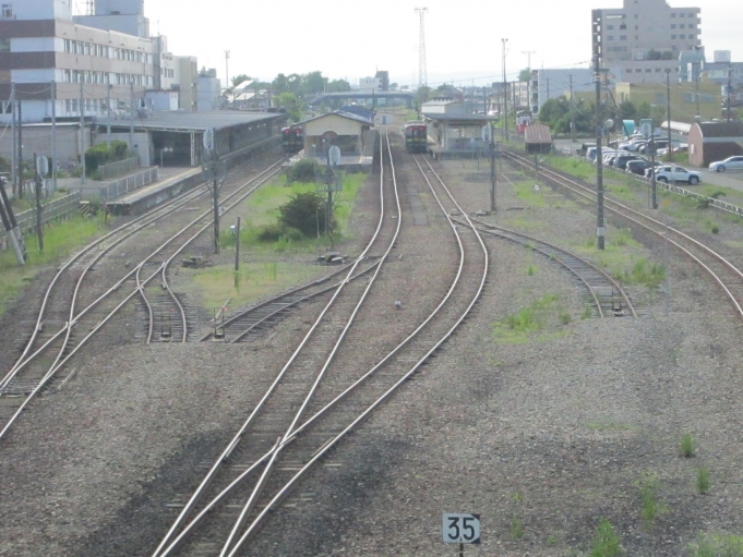 鉄道乗車記録の写真:駅舎・駅施設、様子(3)        「釧路駅に架かる「巴人道跨線橋」より撮影」