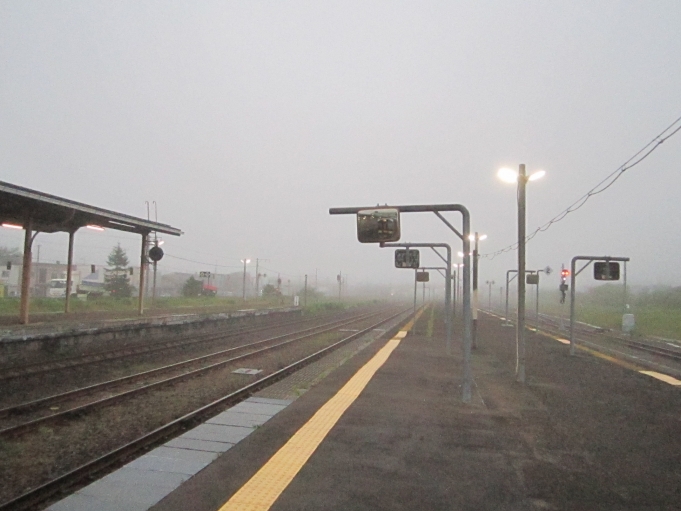 鉄道乗車記録の写真:駅舎・駅施設、様子(2)        「霧の長万部駅」