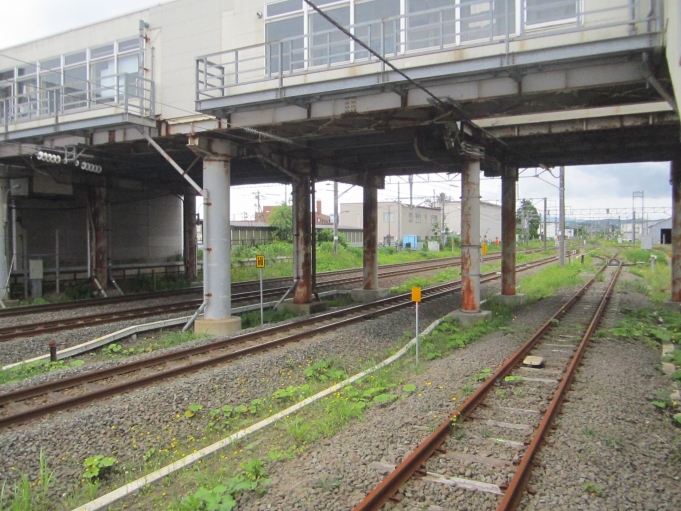 鉄道乗車記録の写真:駅舎・駅施設、様子(2)        「JR貨物と併用のため終点マークはなく、この先青函トンネルへ続いている」