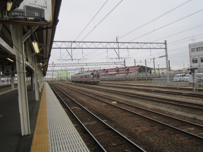 鉄道乗車記録の写真:駅舎・駅施設、様子(3)        「弘前駅プラットホーム」