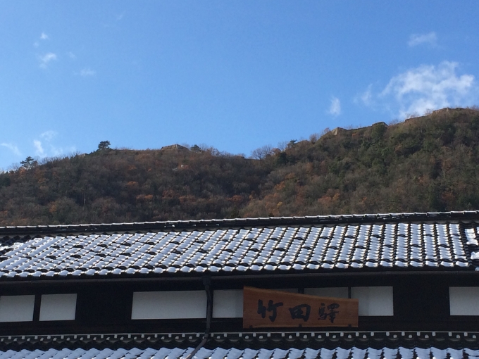 鉄道乗車記録の写真:車窓・風景(2)        「竹田駅舎と虎臥山(竹田城跡)」