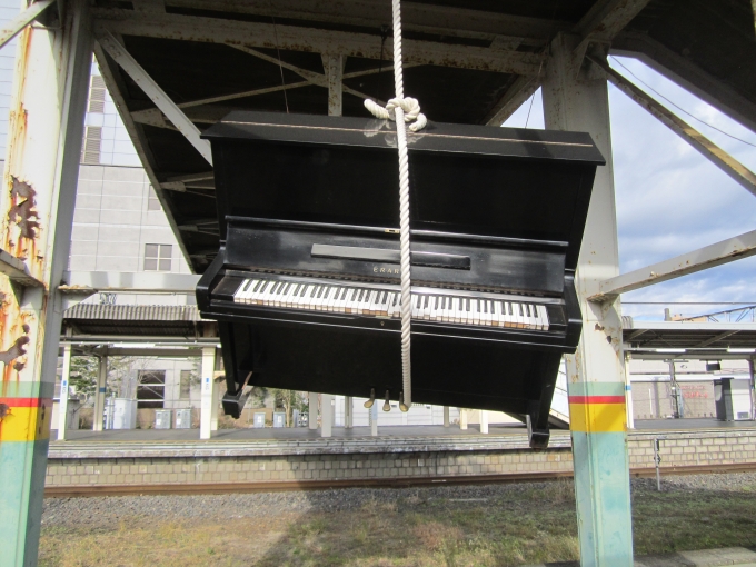 鉄道乗車記録の写真:駅舎・駅施設、様子(5)        「ホームに宙釣りされているピアノ」