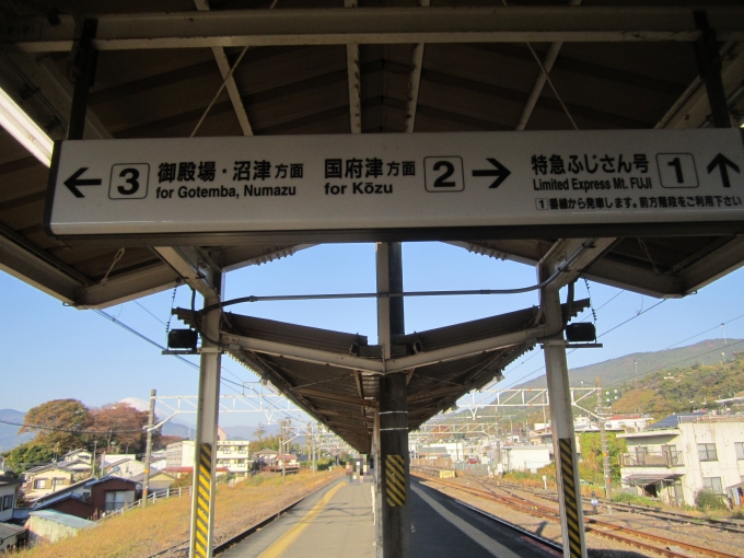 鉄道乗車記録の写真:駅舎・駅施設、様子(3)        「松田駅プラットホームと富士山」