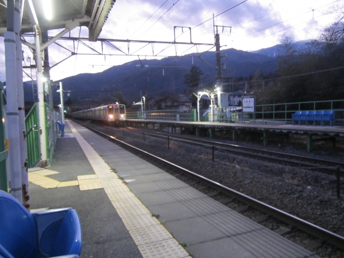 鉄道乗車記録の写真:駅舎・駅施設、様子(4)        「新府駅プラットホームと211系
」