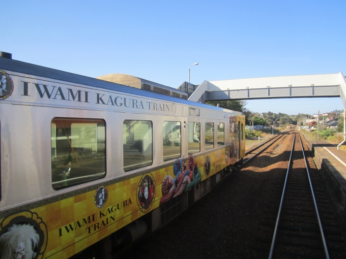 鉄道乗車記録の写真:列車・車両の様子(未乗車)(2)        「車窓から見るキハ126-1002（石見神楽ラッピングトレイン）の側面」
