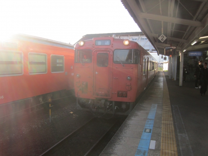 鉄道乗車記録の写真:乗車した列車(外観)(4)        「朝日を背に入線するキハ47-153」