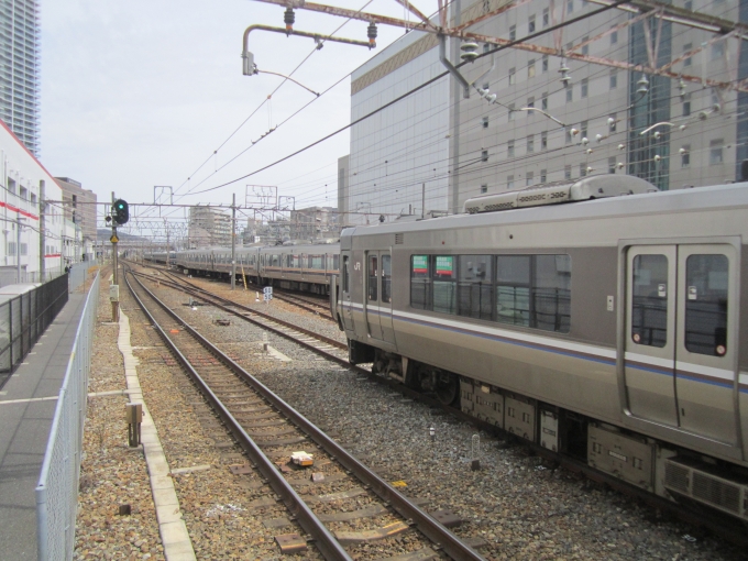 鉄道乗車記録の写真:列車・車両の様子(未乗車)(3)        「高槻駅の信号とクハ223-1009」