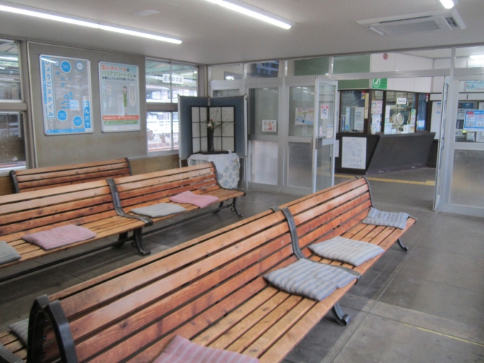 鉄道乗車記録の写真:駅舎・駅施設、様子(4)        「谷川駅待合室」