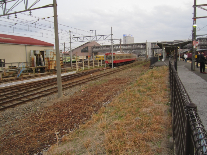 鉄道乗車記録の写真:駅舎・駅施設、様子(3)        「琵琶湖線彦根駅ホームと近江鉄道822車両」