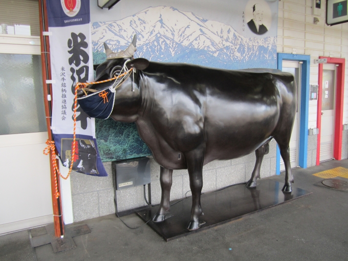 鉄道乗車記録の写真:駅舎・駅施設、様子(3)        「米沢駅ホームに展示されている米沢牛オブジェ」