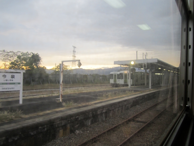鉄道乗車記録の写真:車窓・風景(8)        「車窓（JR米坂線今泉駅に停車している車両）」