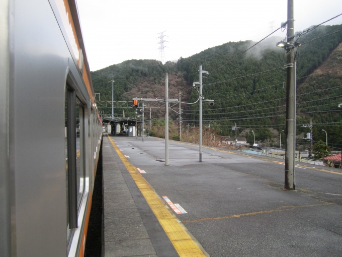 鉄道乗車記録の写真:駅舎・駅施設、様子(4)        「御嶽駅ホーム」
