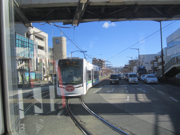 鉄道乗車記録の写真:列車・車両の様子(未乗車)(4)        「すれ違うT1001B車両」