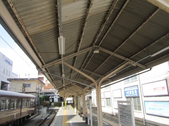 鉄道乗車記録の写真:駅舎・駅施設、様子(2)        「駅ホーム横に展示されているコデ165の側面」