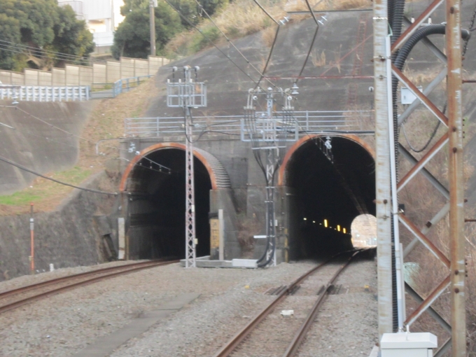 鉄道乗車記録の写真:駅舎・駅施設、様子(2)        「善行駅に隣接するトンネル_2」