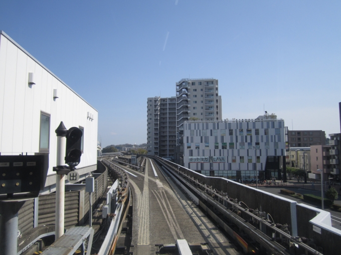 鉄道乗車記録の写真:駅舎・駅施設、様子(15)        「新杉田駅から真っすぐ延びる軌道」