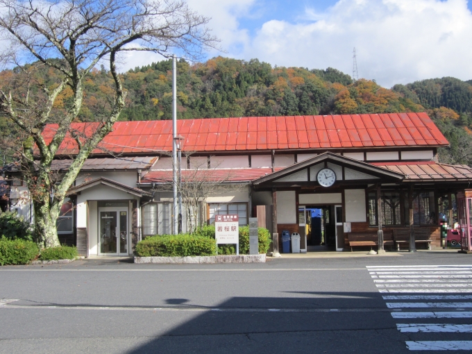 鉄道乗車記録の写真:駅舎・駅施設、様子(1)          「若桜駅舎」