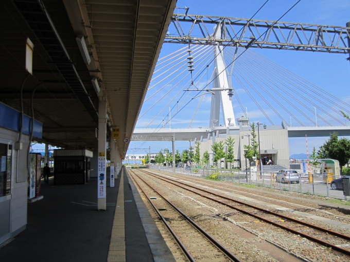 鉄道乗車記録の写真:駅舎・駅施設、様子(5)        「青森駅ホームから眺める青森ベイブリッジ」