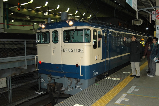 鉄道乗車記録の写真:乗車した列車(外観)(1)        「この日の牽引は EF65 1100 [田]
これから機回しをします」
