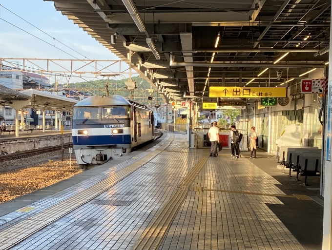 鉄道乗車記録の写真:駅舎・駅施設、様子(3)        「尾道駅は目の前で貨物の通過が見れるんですね^_^」