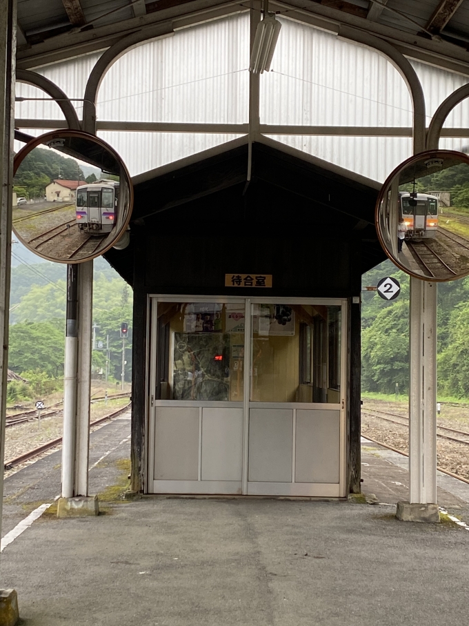 鉄道乗車記録の写真:駅舎・駅施設、様子(3)        「待合室と芸備線上下線です。」