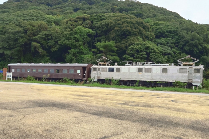鉄道乗車記録の写真:旅の思い出(1)        「駅のそばにある和布刈公園に交直流電気機関車EF30 1号機と客車オハフ33 488とが保存されている。」