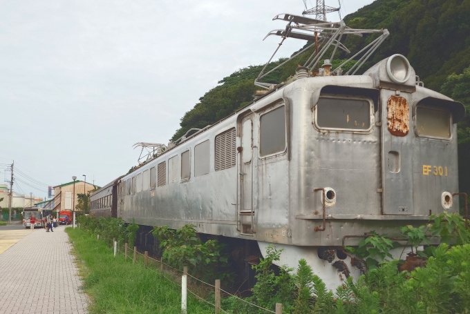 鉄道乗車記録の写真:旅の思い出(2)        「駅そばの和布刈公園に保存されている交直流電気機関車EF30 1号機」