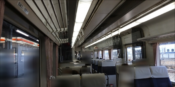 鉄道乗車記録の写真:車内設備、様子(2)        「快速みえに乗って行きます。18きっぷなので伊勢鉄道にお金を払わなければいけません。以外にも混んでいて立ち席もいました。」