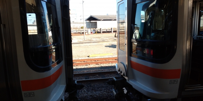 鉄道乗車記録の写真:乗車した列車(外観)(5)        「伊勢市では分割作業を実施していました。」