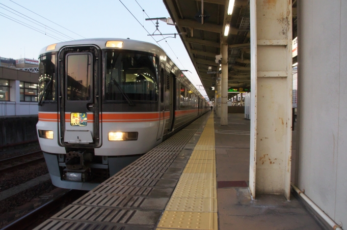 鉄道乗車記録の写真:乗車した列車(外観)(1)          「名古屋から新幹線で浜松に来ました。
ホームライナーで静岡へ行きます。
新幹線でいけというツッコミはなしで(笑)」