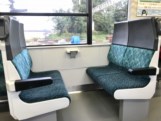 鉄道乗車記録の写真:車内設備、様子(5)        「209系のボックス座席を横から。」