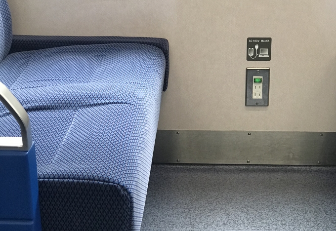 鉄道乗車記録の写真:車内設備、様子(2)        「優先座席足元にコンセントあり。」