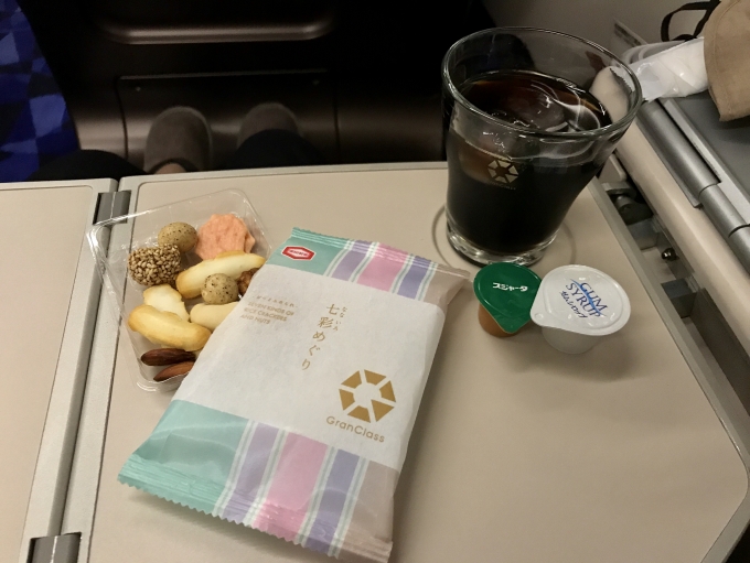 鉄道乗車記録の写真:駅弁・グルメ(8)        「新青森到着前に提供された菓子類。」
