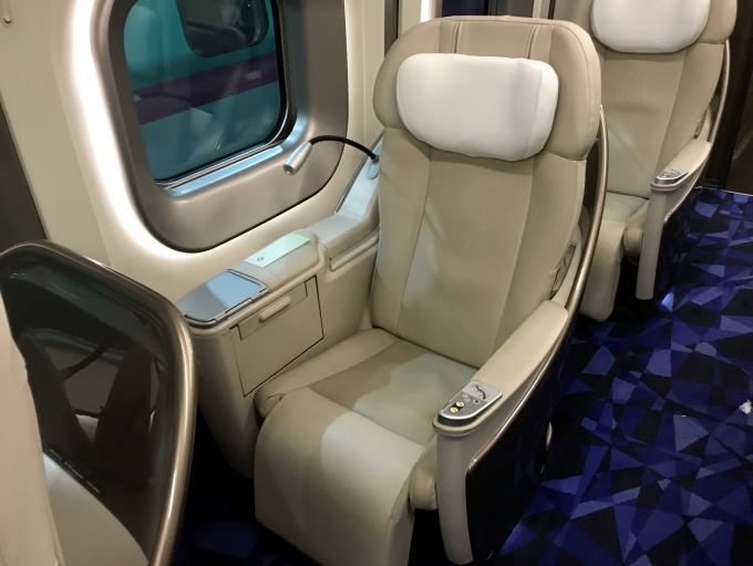 鉄道乗車記録の写真:車内設備、様子(13)        「新函館北斗到着後にグランクラス座席を撮影。」