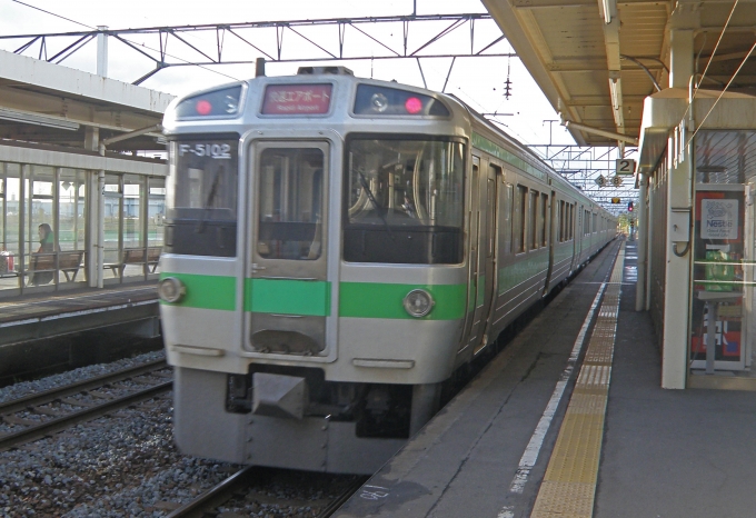 鉄道乗車記録の写真:乗車した列車(外観)(1)        「南千歳駅を後にする乗車列車。」