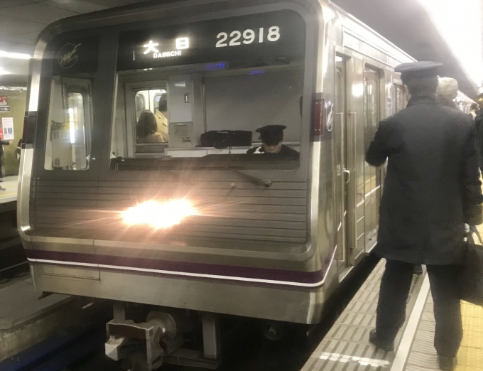 鉄道乗車記録の写真:乗車した列車(外観)(1)        「天満橋駅に到着した乗車列車。」