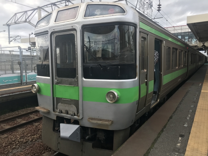 鉄道乗車記録の写真:乗車した列車(外観)(1)          「南千歳駅に到着した乗車列車。」