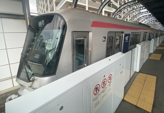 鉄道乗車記録の写真:乗車した列車(外観)(2)        「八潮駅に到着した乗車列車。」