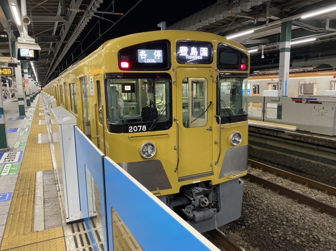 鉄道乗車記録の写真:乗車した列車(外観)(1)          「練馬駅で出発待機中の乗車列車。」