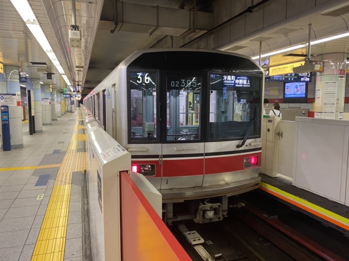 鉄道乗車記録の写真:乗車した列車(外観)(1)        「中野坂上駅で出発待機中の乗車列車。」